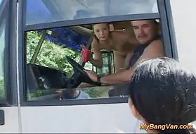 Χτύπησε η μαμά tc μου van ομάδα γαμημένο όργιο με μάζεψαν από το δρόμο και χτυπήθηκε από ένα λεωφορείο