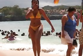 Busty κορίτσι που φοράει). στο σινεμά σεξ δωρεάν μπικίνι φορούν busty απαγορευμένο παιχνίδι πορνό